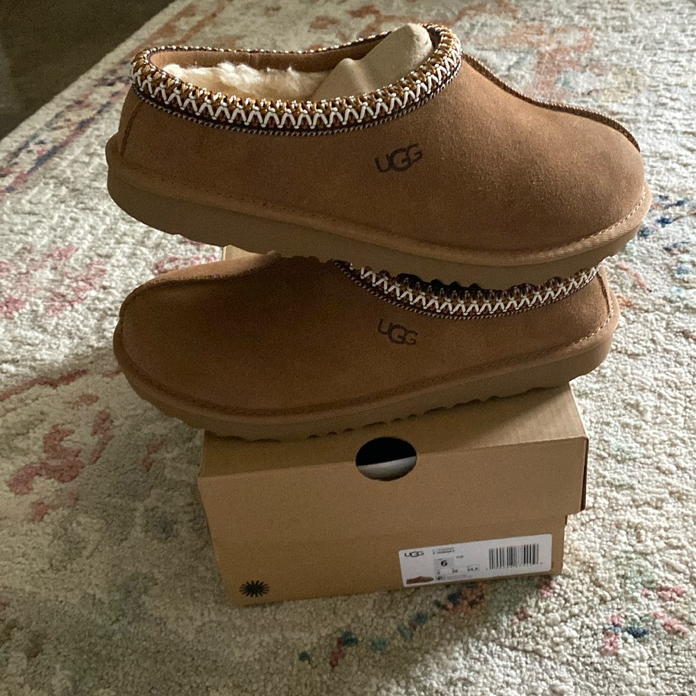 Tasman II Uggs 6 Youth(7-1/2 women’s) new in box